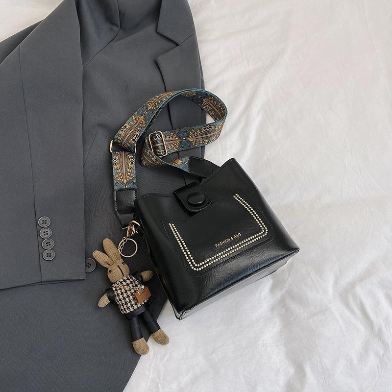 2024 Women's Vintage Korean Wide Strap Bucket Messenger Bag