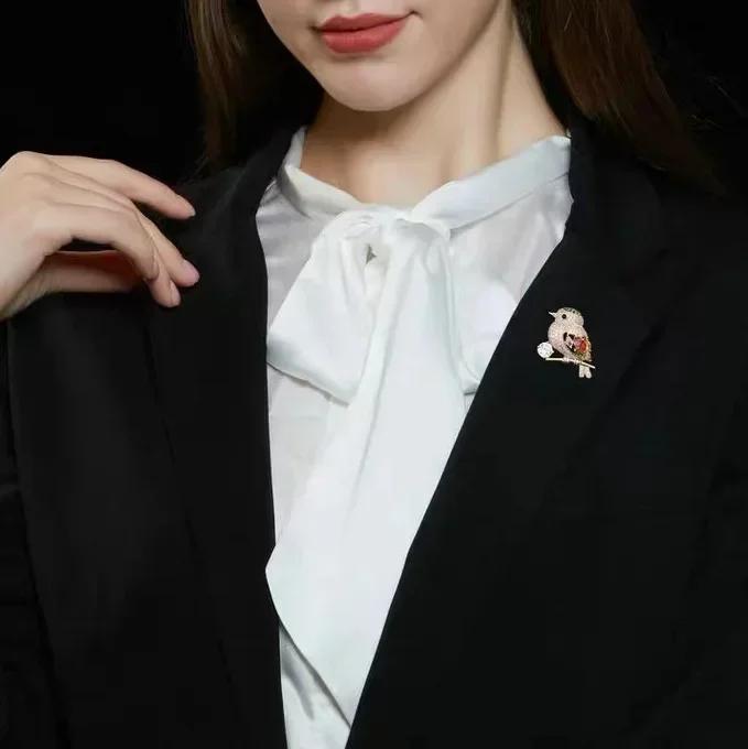 1 Pcs Magpie Bird Brooch High-end Japanese Cute Anti Glare High-end Feeling Personalized Suit Colored Pin Brooch Accessories