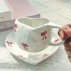 Керамическая кофейная чашка и блюдце с красным бантом и сердечком
