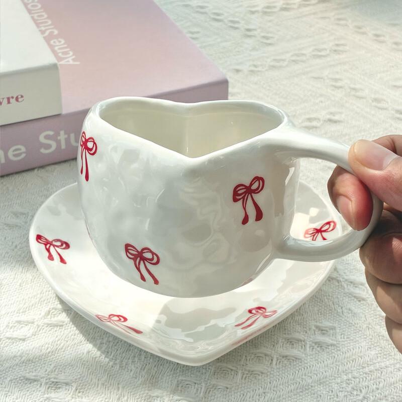 Керамическая кофейная чашка и блюдце с красным бантом и сердечком