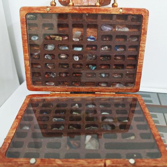 Wooden Gemstone Display Case Suitcase Shape Crystal Stone Mini Collection Box Portable Multi-Grid Organizer Box for Crystal Stones Small Collectibles