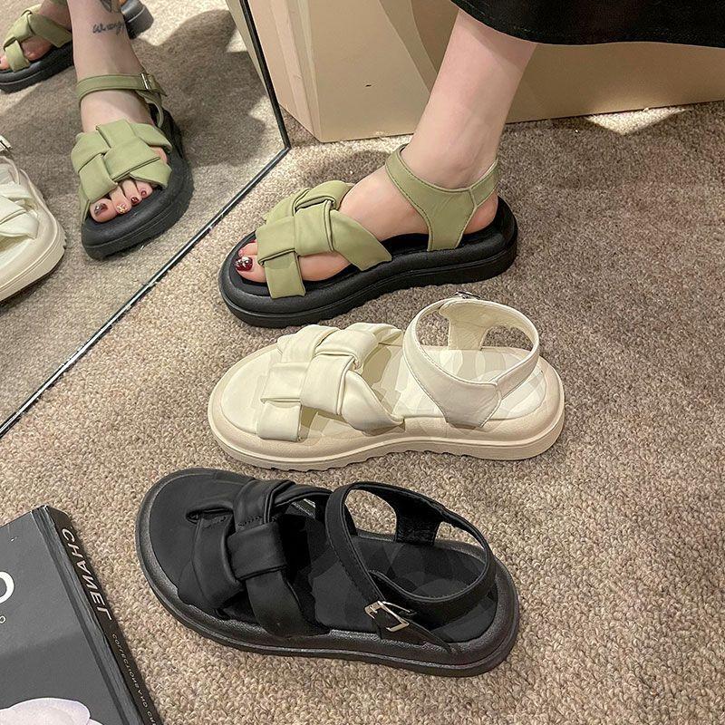 В этом году новые сандалии лето женские 2025 новые интернет знаменитости универсальная платформа усиливающая мода пляж римские туфли женские