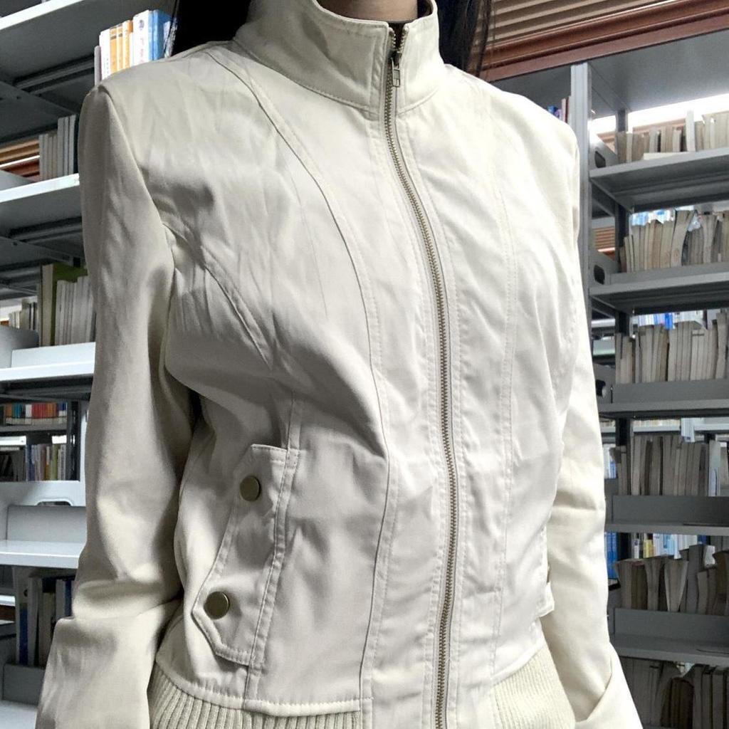 Куртка в корейском ретро-стиле с воротником-стойкой и приталенным силуэтом - Коллекция Осень 2025