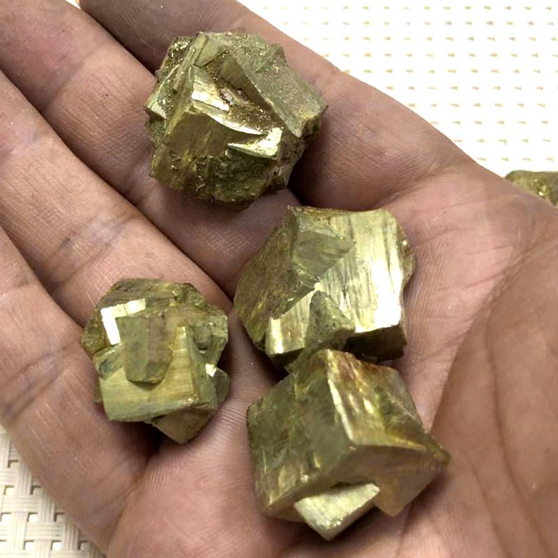 Рудный блестящий камень. Пирит