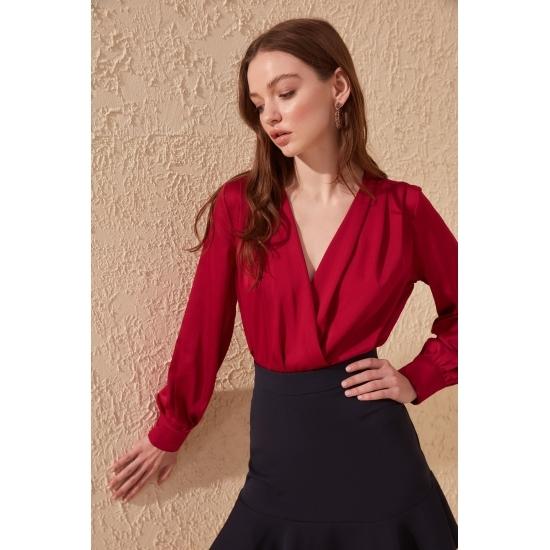 Блузки и рубашки Элегантная атласная блузка в складку с двубортным вырезом на плечах