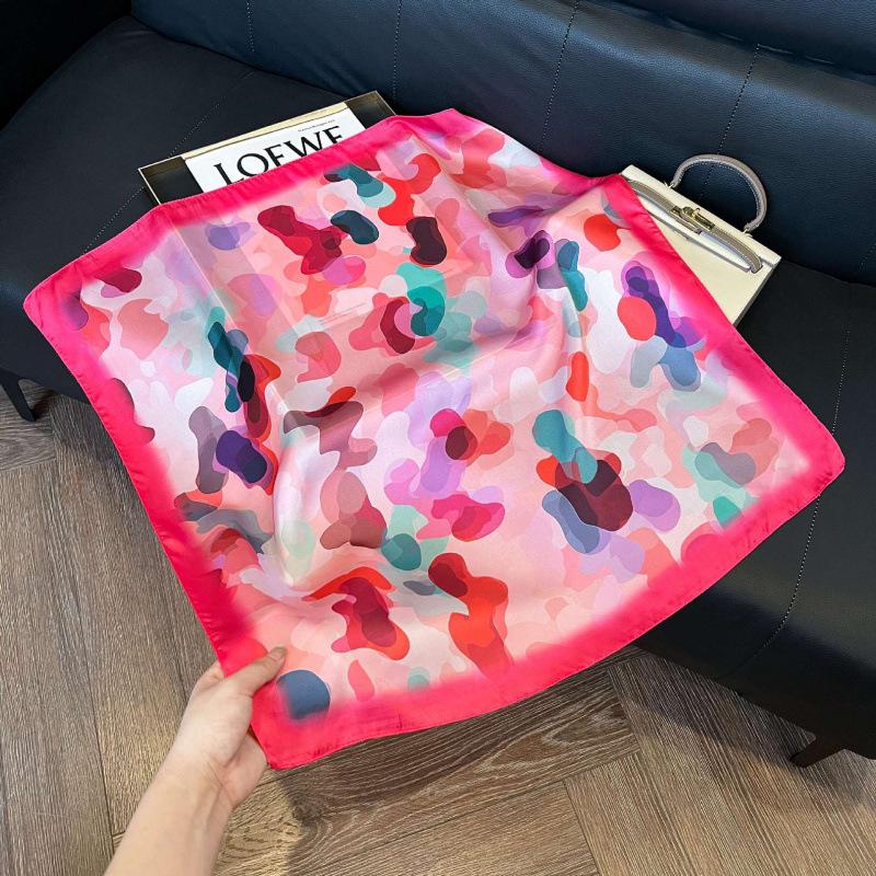 Retro silk scarves for women's new high-end accessories, neck small square scarf, scarf waist, fashionable and versatile, and gifts can be given.