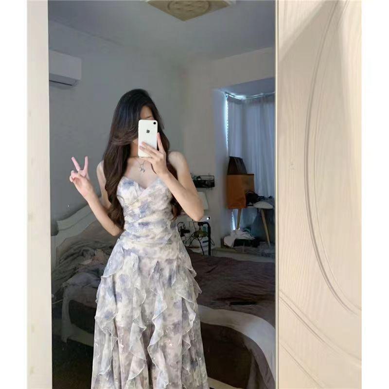 Женское летнее цветочное платье на бретелях - V-образный вырез, подчеркивающий талию сказочный стиль, милое и модное