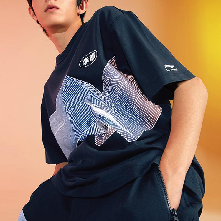 Li Ning Коллекция спортивной моды Футболки Мужская Черный Круглый вырез Умеренный Прямой крой AHSR259-1
