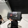 Модная маленькая квадратная сумка на плечо с черно-белым газетным принтом