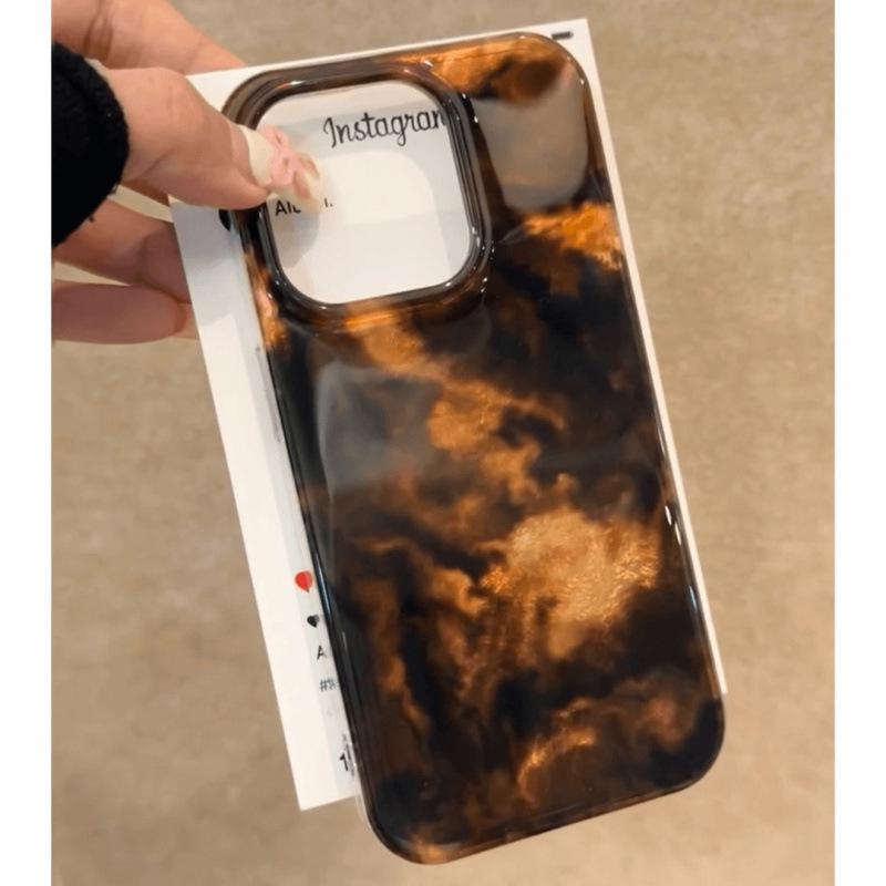 Чехол «Осеннее янтарное перо» для iPhone 13/12 Pro/11 Plus/15 — минималистичный дизайн.