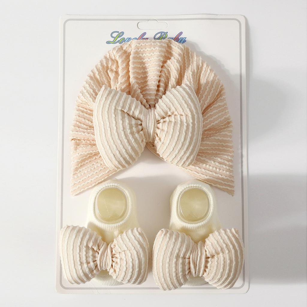 Детский полосатый комплект шапочки и носков для новорожденных, мягкий, для защиты макушки, из хлопка, шапочка, теплая шапка с подкладкой, всесезонный подарочный набор для малыша, носки с нескользящей подошвой