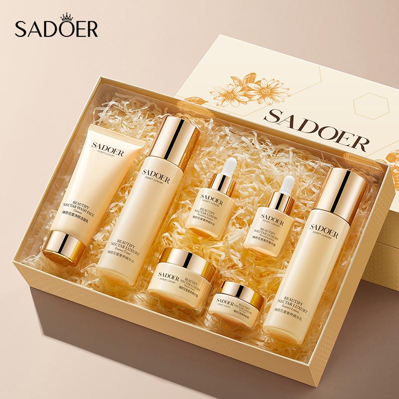 Golden Luxury Moisturizing Gift Box Moisturizing and Reducing Fine Lines and Fine Pores Skin Care Set