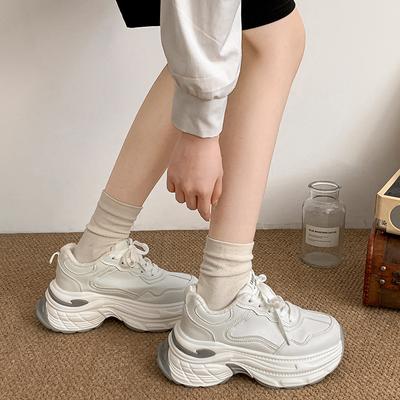 Модные и модные белые туфли на небольшой платформе, подчеркивающие стопу, женские туфли 2025 года, увеличивающие рост и легкие спортивные туфли