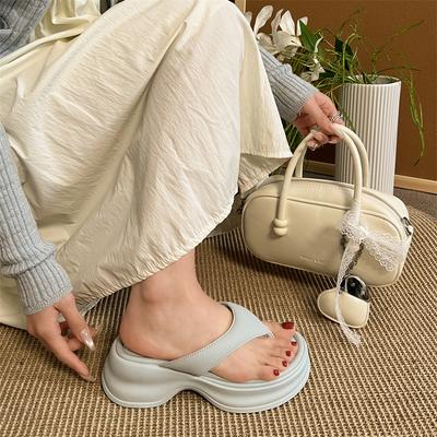 Интернет знаменитости черные нескользящие шлепанцы на толстой подошве женская летняя одежда 2025 новые супер огонь универсальные пляжные классные тапочки