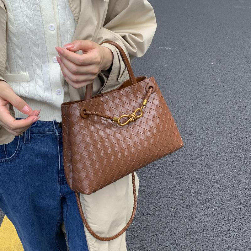 В этом году популярная супер-горячая маленькая сумка женская 2025 новая осенне-зимняя универсальная сумка-мессенджер портативная сумка-ведро для поездок на работу