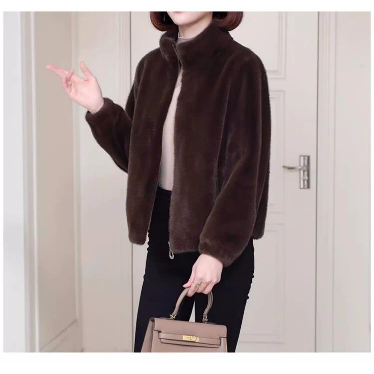 Элегантная и универсальная шуба для женщин среднего возраста на осень и зиму, изготовленная из теплого и мягкого кашемира.