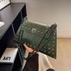 Винтажная Шикарная Сумка на Цепочке с Заклепками Вневременная Сумка на Плечо с Поворотным Замком Для Модных Женщин Универсальный Ежедневный Спутник Премиум