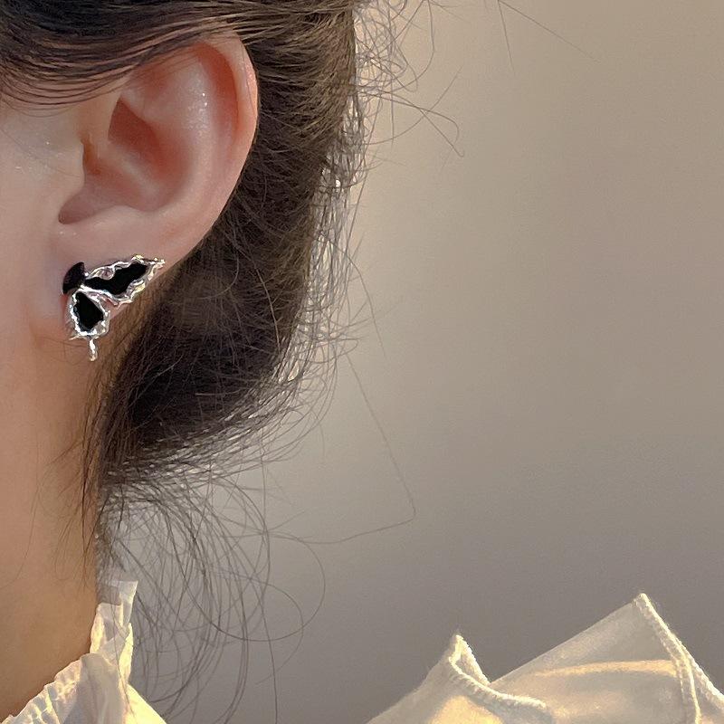 Sweet and cool babes asymmetrical dark butterfly earrings women's niche design sense personalized stud earrings senior