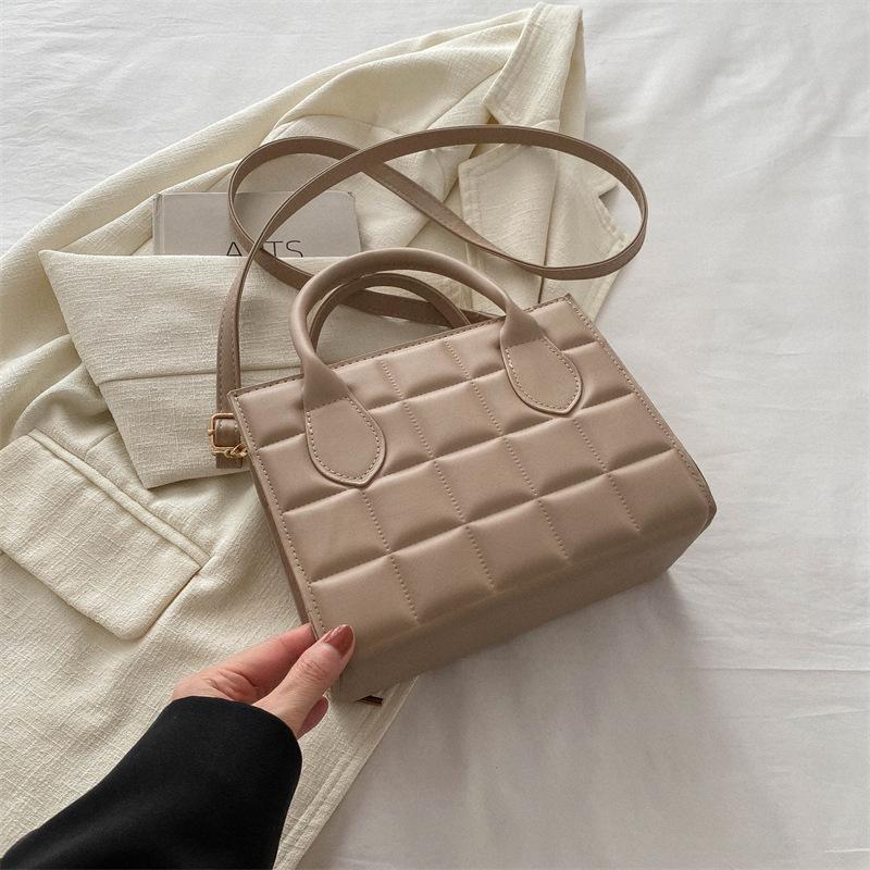 This year's popular fashion Korean version of the versatile women's solid color handbag, the new shoulder messenger bag, small square bag for women