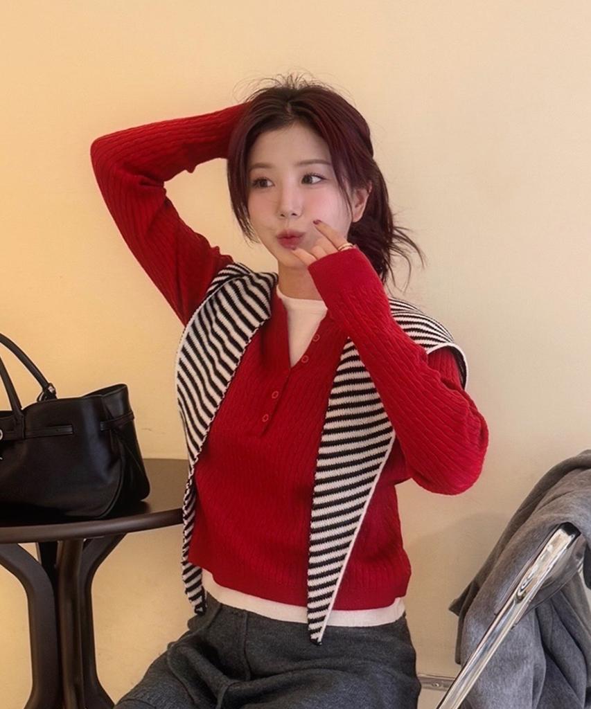 NOIRER FOR WOMAN Layered Henley Neck Signature Cable Knit (Red)