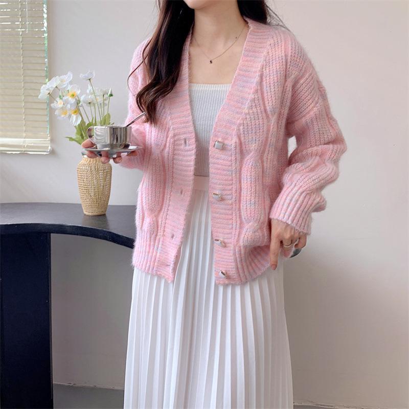 Женский кардиган крупной вязки с V-образным вырезом на осень 2024 года