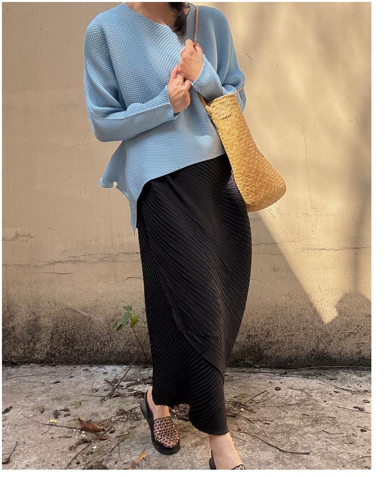 Женская черная плиссированная юбка средней длины с асимметричным разрезом от Мияке