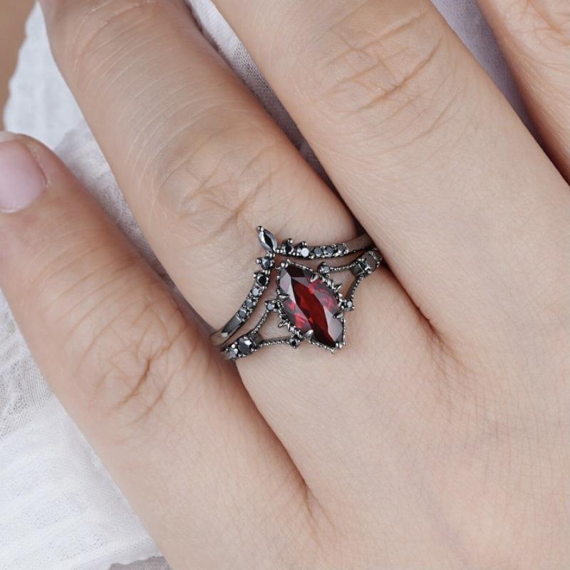 New dark ring, red zircon ring, lava retro horse eye gun, black pair of rings for women