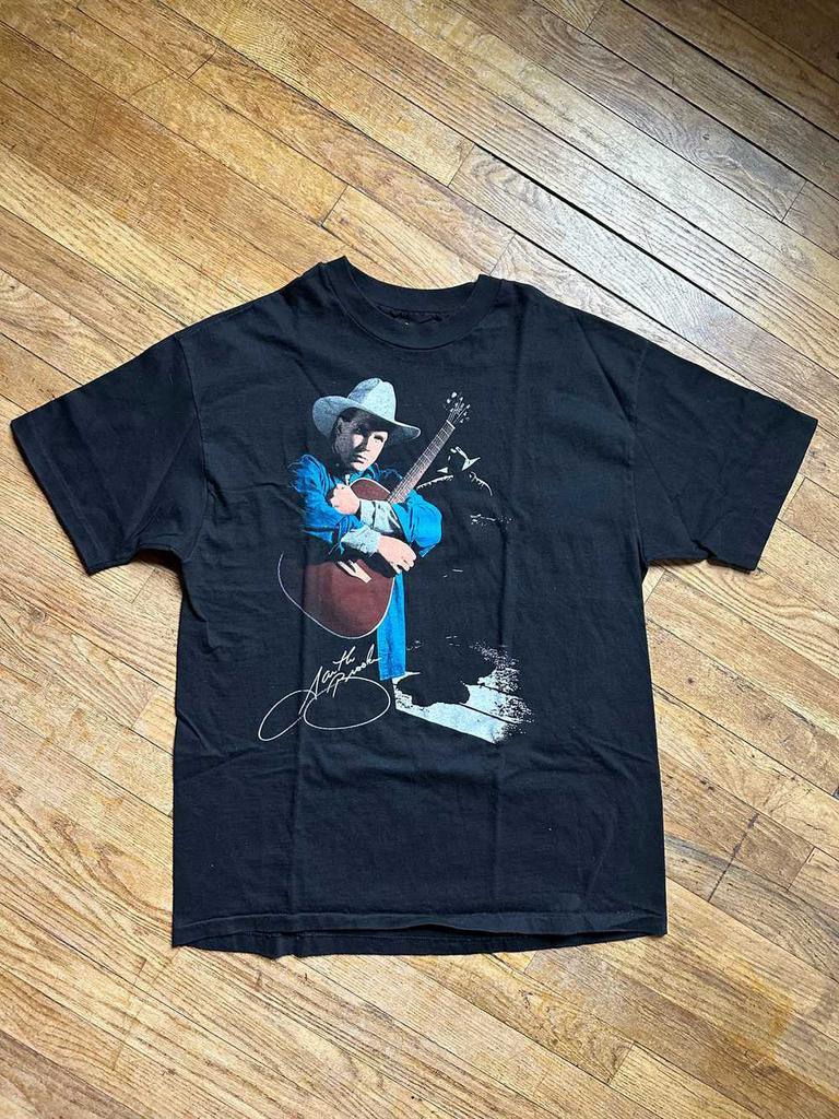 Garth Brooks And His Guitar Signed Cotton Unisex T-Shirt S To 5XL SB151