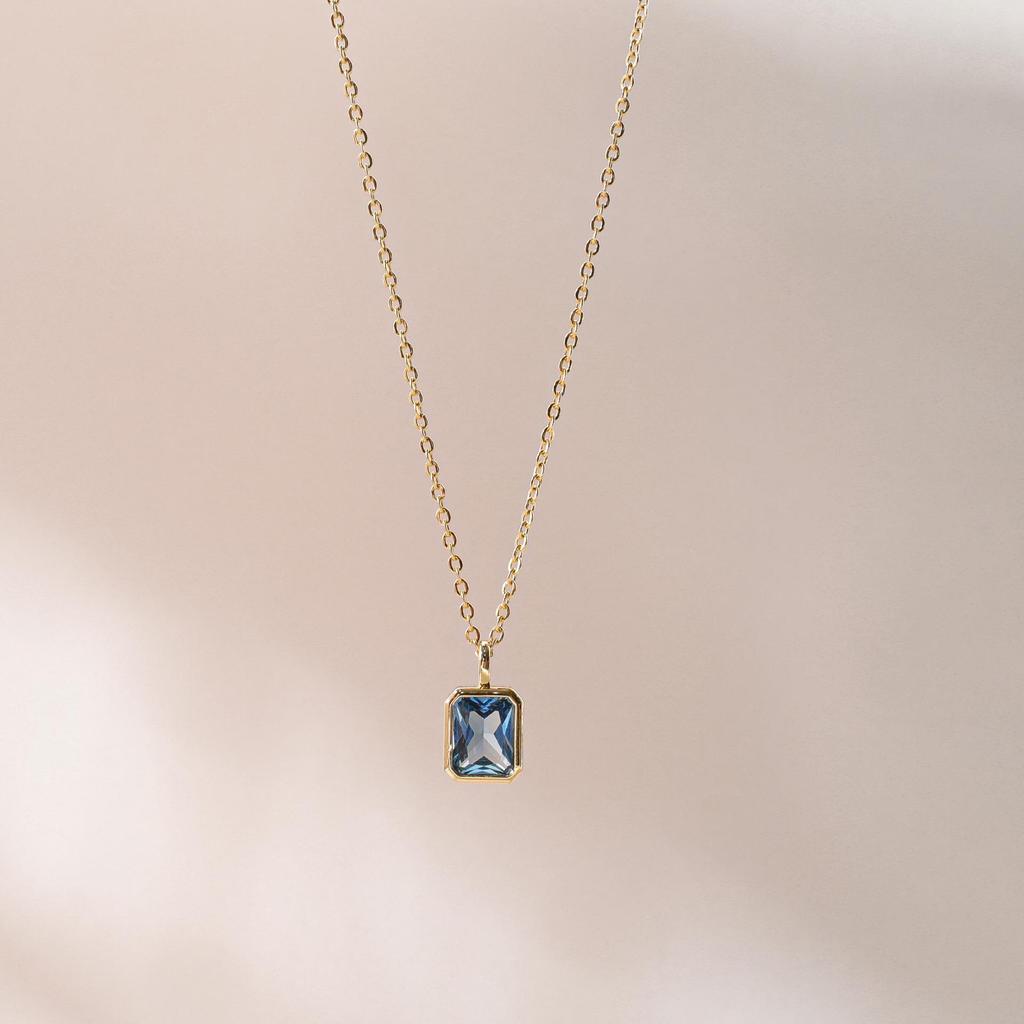 Ожерелье с подвеской «Камень декабря»: Квадратный дизайн и дизайн в виде капли воды с цепочкой из 18-каратной позолоченной меди.