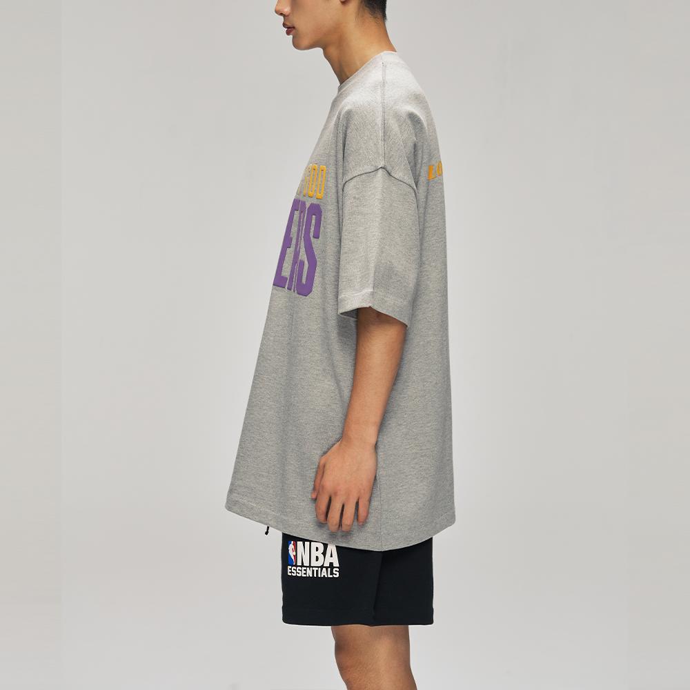 Fear of God Essentials x NBA Lakers Футболка 90-х Бетонно-серый Мужские Топы Серый 125NB252005F