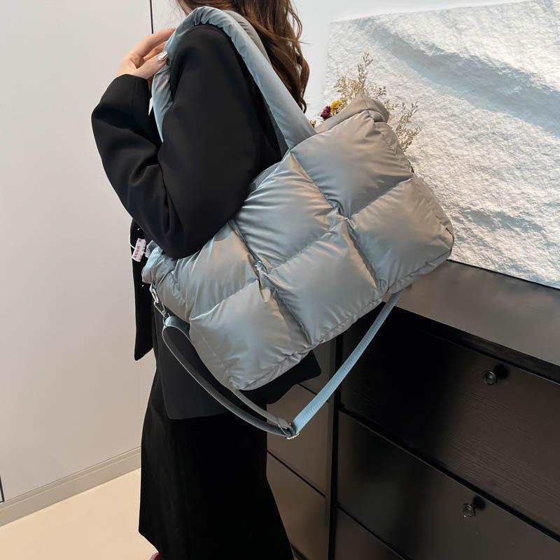 Сумка большой вместимости женская 2025 новая зимняя универсальная простая на плечо текстурная портативная классная сумка-тоут для поездок на работу