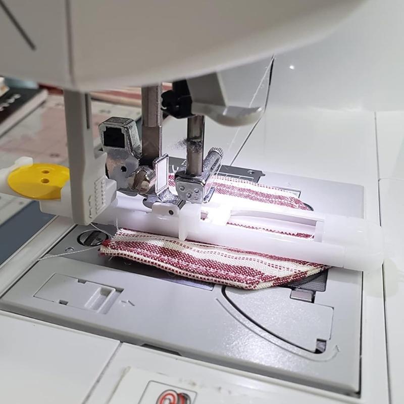 Универсальная лапка 4423 Подходит для изготовления аккуратных петель на всех типах тканей Работает с большинством швейных машин