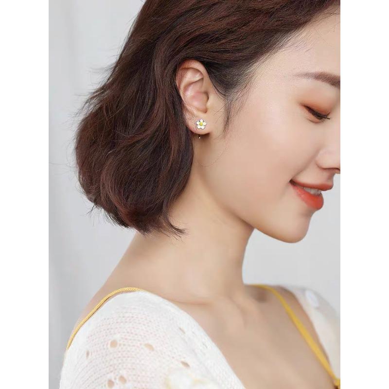 Весенние Новые Свежие Серьги-гвоздики в виде маленьких маргариток для женщин, Яичные цветы, Корейская версия, Обладают милым нравом и делают лицо худым. Серьги