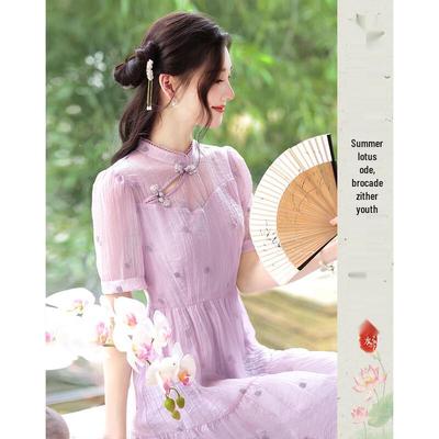 Элегантное платье А-силуэта средней длины с коротким рукавом