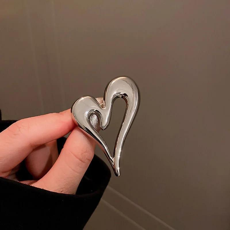 Simple Large Metal Heart Brooches for Women Men Classic Fashion Jewelry Vintage Love Heart Brooch Pins Office Party Gifts