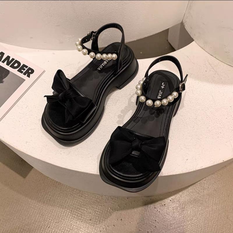 Сандалии 2025 года, женские, новые, летние, с бантом, жемчужные, на толстом каблуке, нескользящие, модные, универсальные, сказочные, в стиле «ветер», пляжные туфли