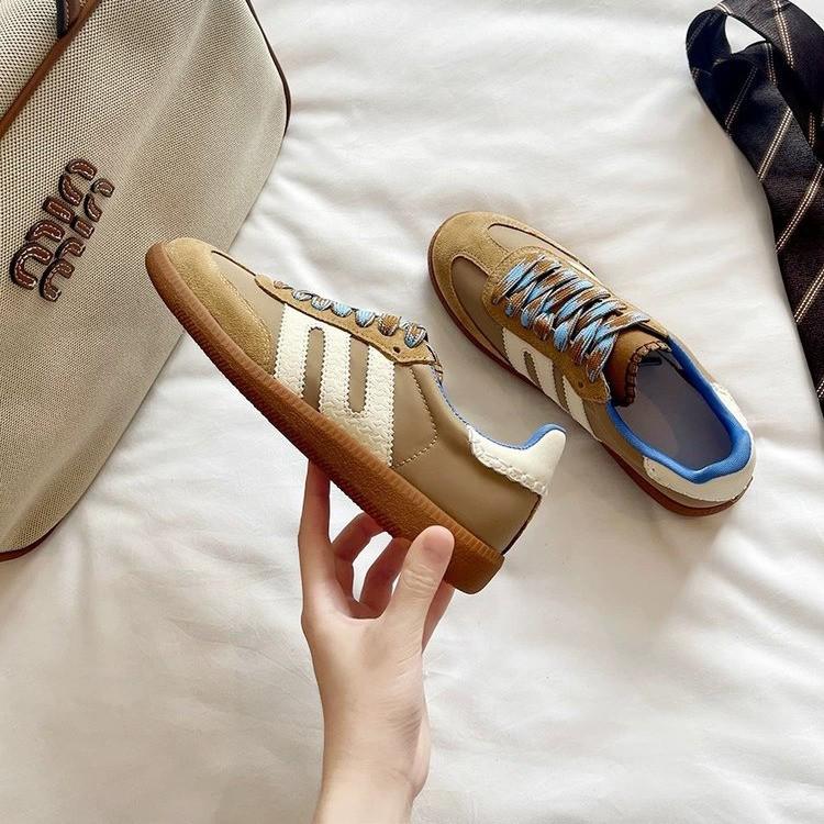 2025 Весна/Лето Популярный стиль Douyin Немецкие белые тренировочные кроссовки на низком каблуке: Удобная повседневная спортивная обувь для студентов