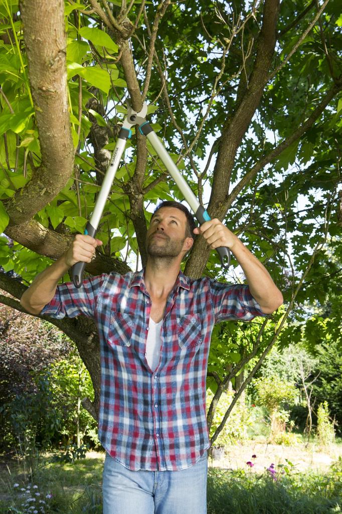 GARDENA Обрезка толстых веток Обрезка толстых веток Диаметр реза Обходной путь Травяная ветка EasyCut 680B Изготовлено в До 25 лет Продукт До 25 лет Ножницы,