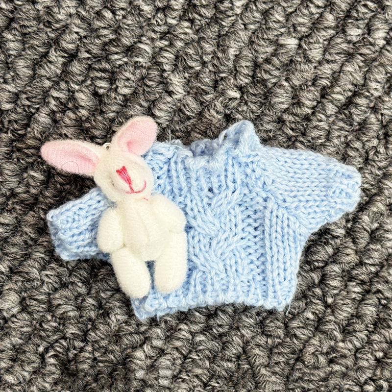 Тканевая кукла Labubu 17 см, наряд: Вязаный свитер и аксессуар-медвежонок для кукол Labubu первого-третьего поколений