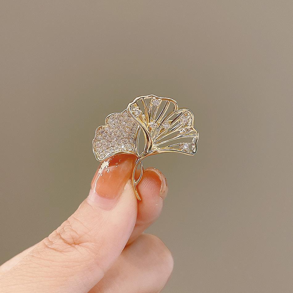 Summer Anti-Exposure Brooch: Fashionable and Luxurious Collar Pin for Women.