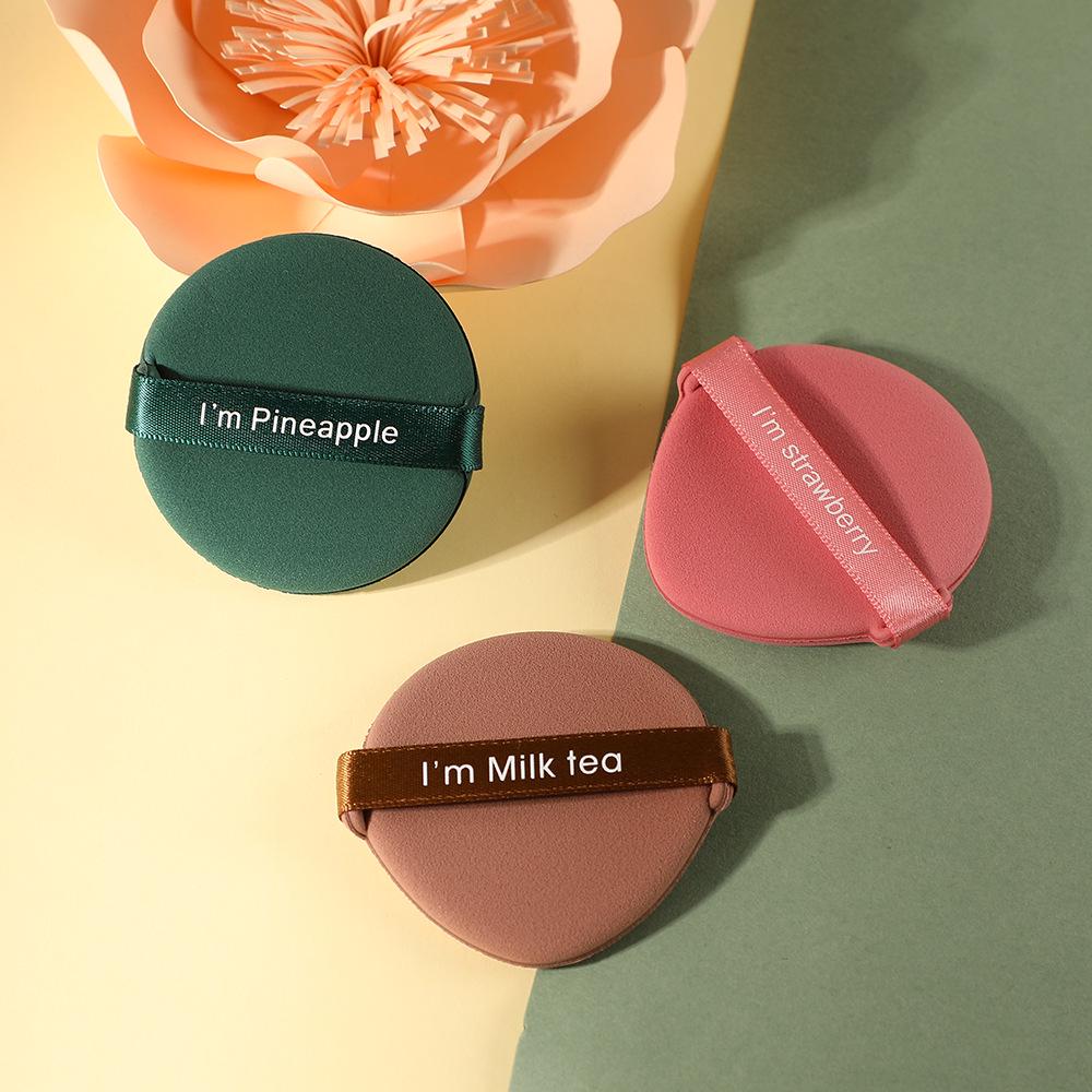 Двусторонний спонж двойного действия: Универсальный сухой/влажный спонж для нанесения и закрепления рассыпчатой или прессованной пудры.