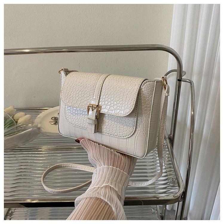 Трендовая женская сумка кроссбоди через плечо однотонного дизайна для уличной моды