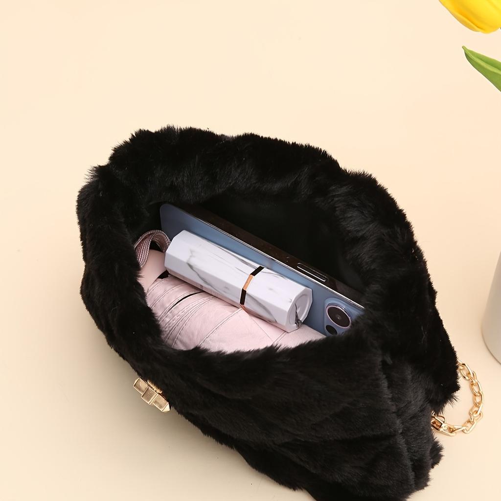 Легкая повседневная сумка кроссбоди из искусственного меха с цепочкой и застежкой-турникетом. Пушистая мягкая сумка-мессенджер через плечо. Съемный ремешок и нейлоновая подкладка.
