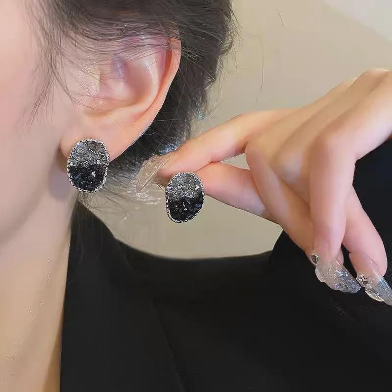 Серьги из циркония с черной морской солью — нишевый дизайн в гонконгском стиле с текстурированными трехмерными кристаллами для женщин