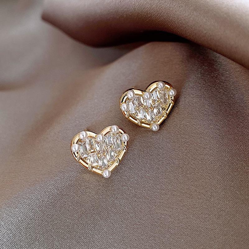 Temperament Zircon Beloved Heart Earrings New Trendy Simple Women's Small Stud Earrings Fashion