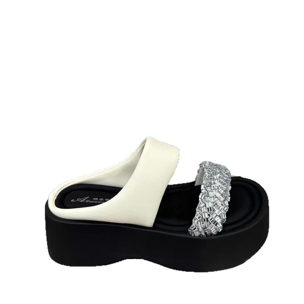 Шлепанцы на толстой подошве и танкетке со стразами для женской уличной одежды 2025 лето новая модная универсальная обувь с открытым носком