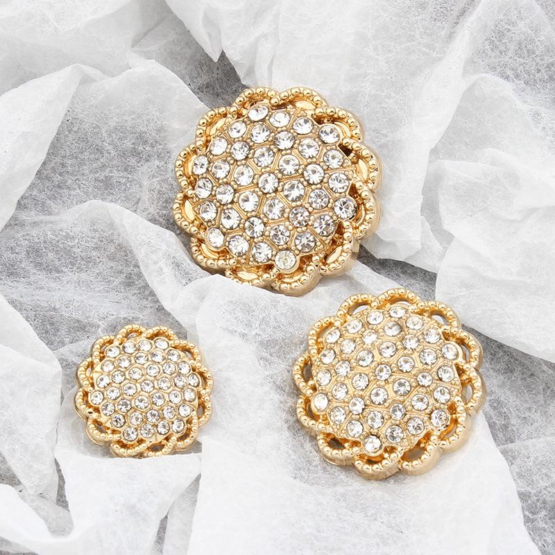 Изысканный кардиган-свитер с металлическими пуговицами и стразами