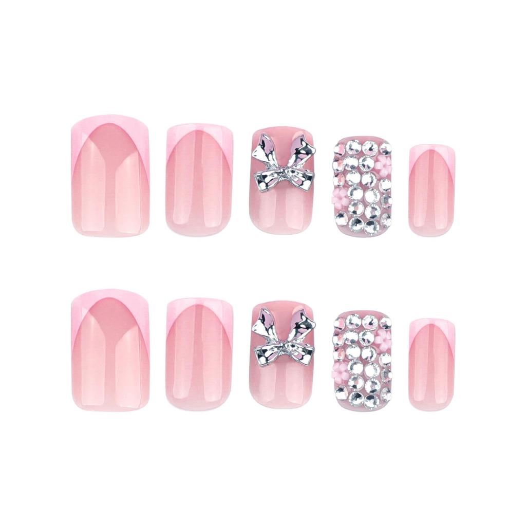 Короткие квадратные французские розовые накладные ногти с 3D-металлическим бантом и блестящим нейл-артом.