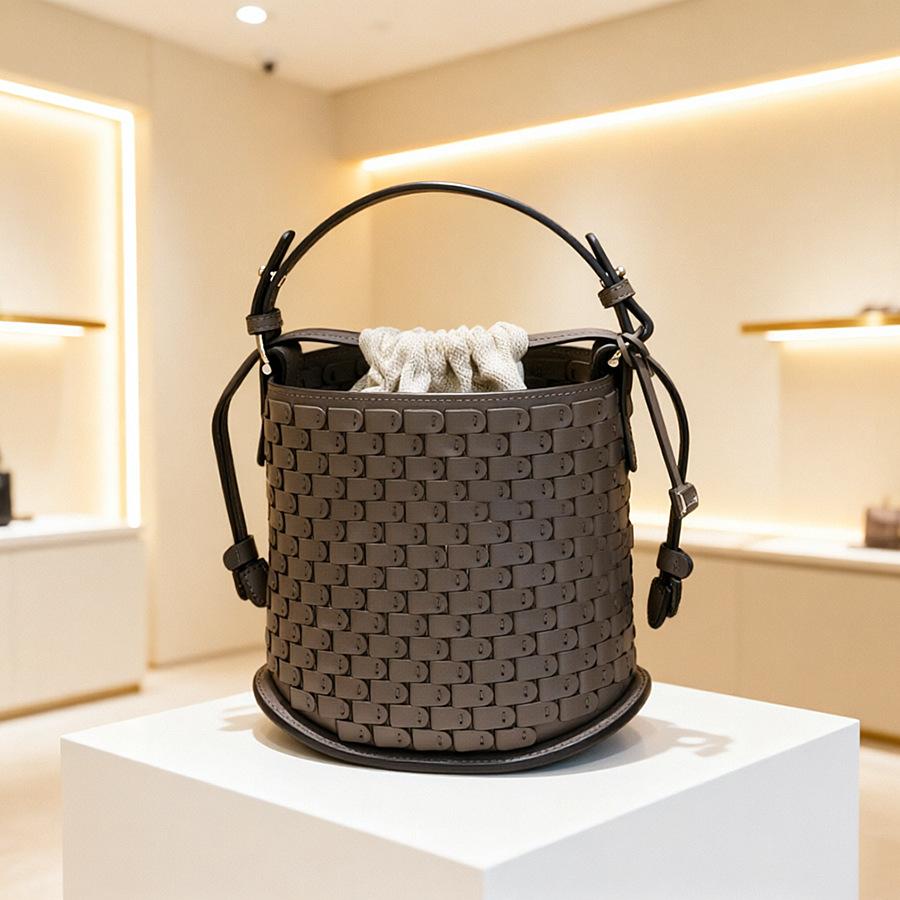 Haute couture version hand-woven bucket bag women's 2026 new first-layer cowhide woven bag fashionable versatile shoulder bag