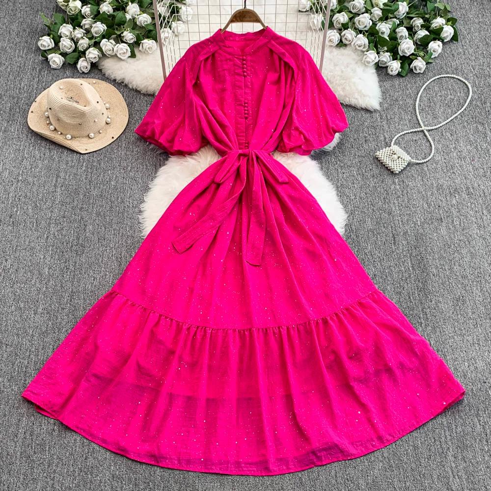 Женское длинное платье со стойкой воротником, рукавами-буфами, однобортное, макси, свободного кроя, с завязкой на талии, оборкой по краю, длинное платье